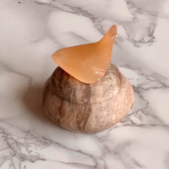 Vintage Carved Butterscotch Finial Bird Round Trinket Box - Picture 3 of 8